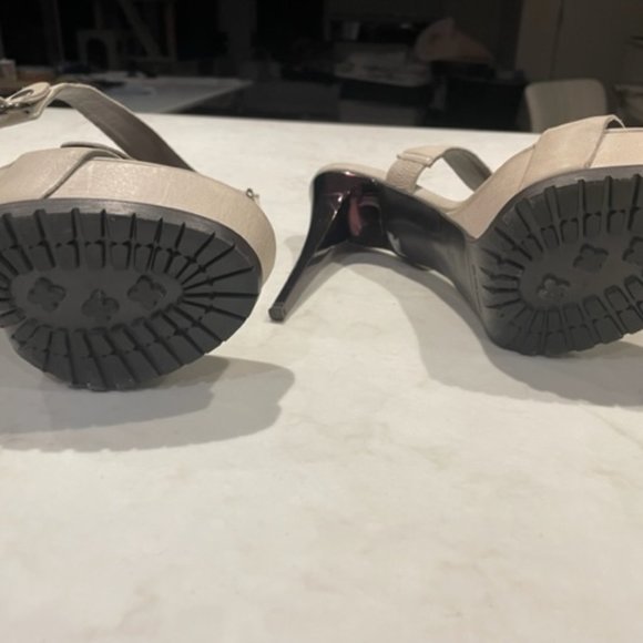 New Vera Wang Lavender platform pump with strap, size 8, new - Picture 3 of 4